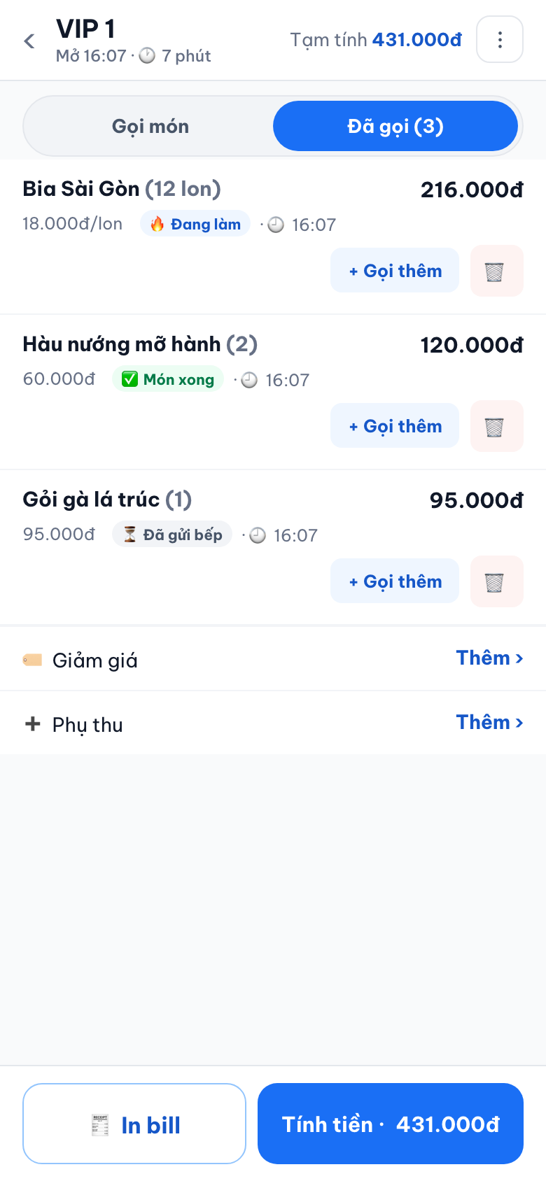 Nhân viên gọi món tại bàn